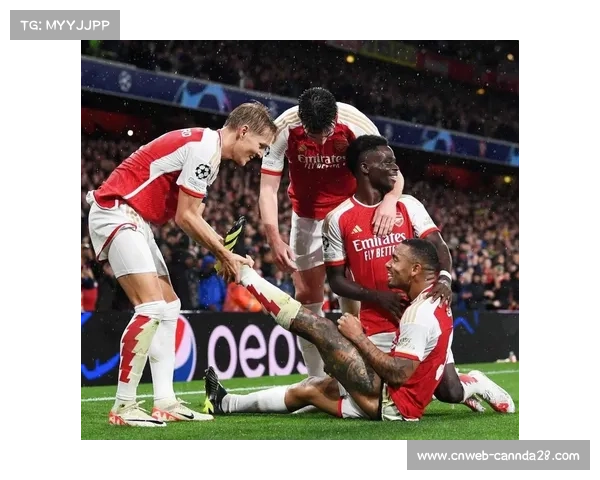 欧冠赛场现趣味一幕:阿森纳远征军球迷看报纸“无视”比赛 欧冠赛场现趣味一幕:阿森纳远征军球迷看报纸“无视”比赛